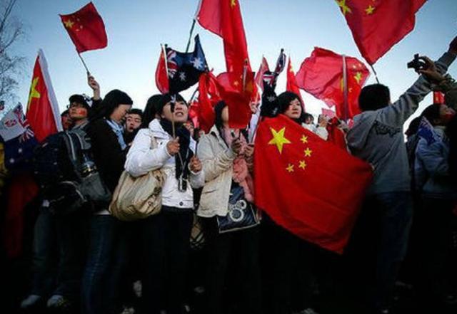 荡秋千时，到最低点是超重还是失重？游戏画面
